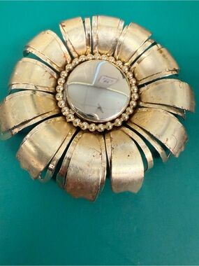 Vintage Gold  Flower Brooch Pin - Women's Jewery